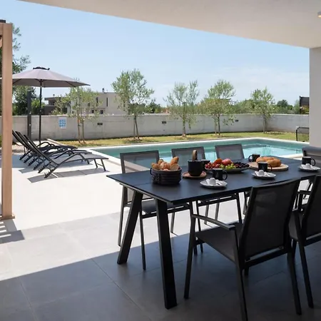 Villa Esti By Villsy Loborika