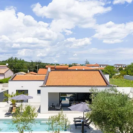 Villa Esti By Villsy Loborika