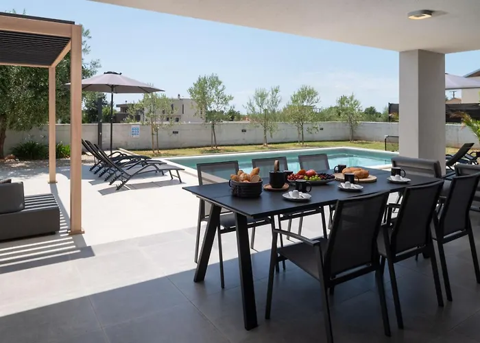 Villa Esti By Villsy Loborika