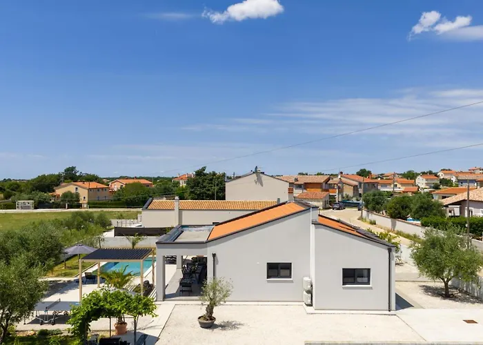 Villa Esti By Villsy Loborika