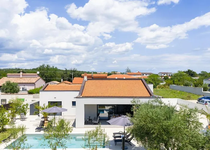 Villa Esti By Villsy Loborika