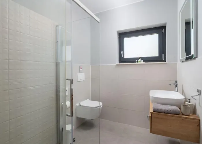 Esti By Villsy Loborika